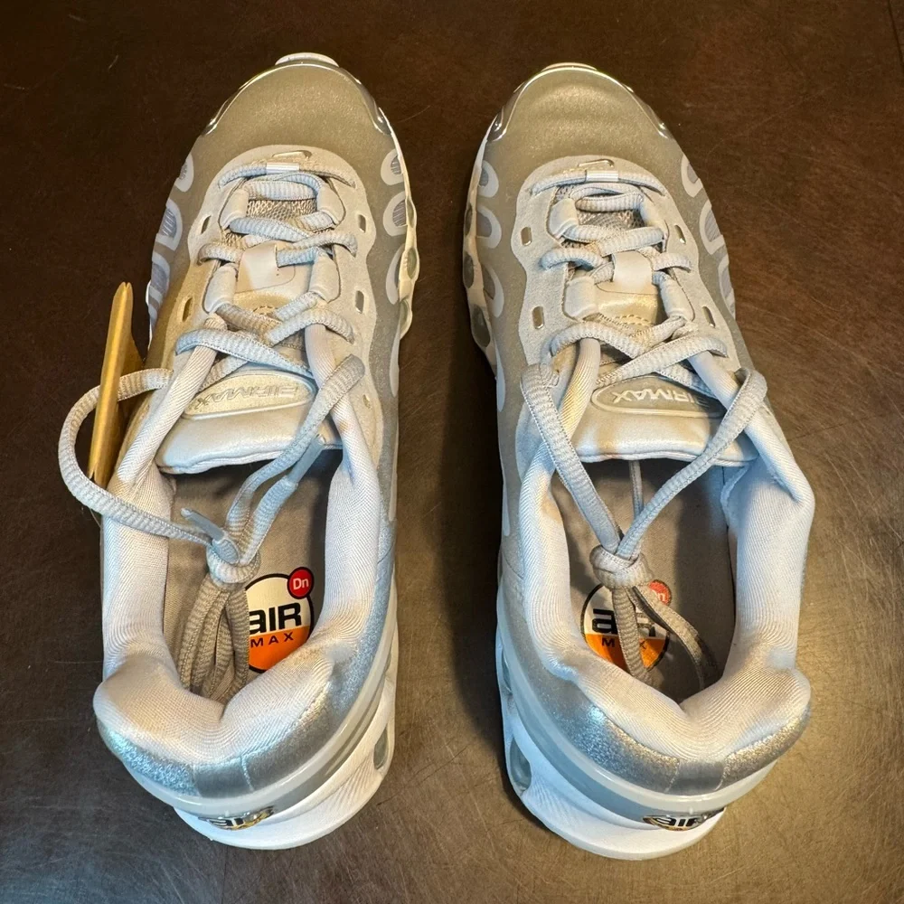 New Nike Air Max DN8 Metallic Silver Sneaker Shoes Size US 7 W / 5.5 M
